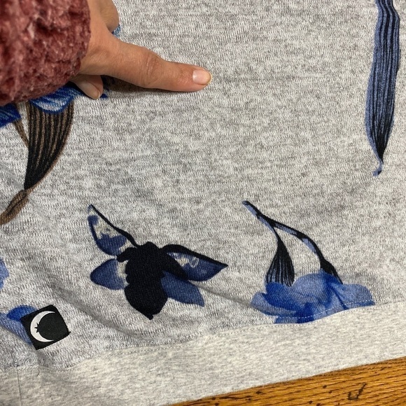 𝅺zyia Active Blue floral crop sweatshirt slouchy oversized small. - Picture 10 of 10